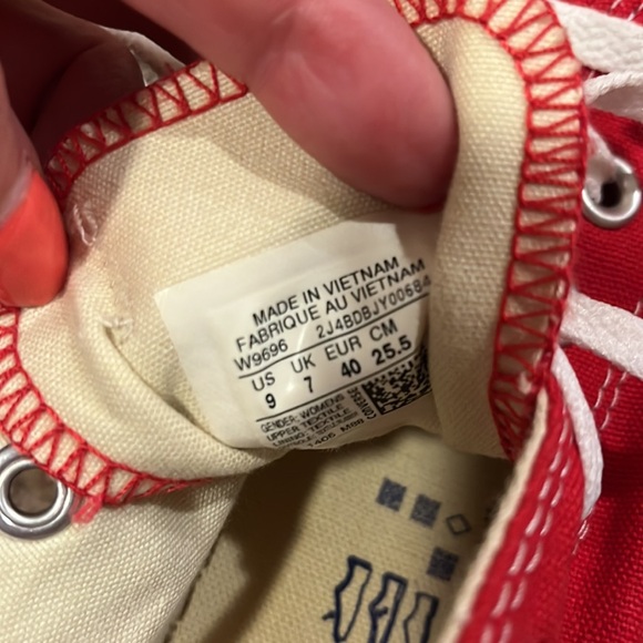 Red converse - Picture 3 of 5